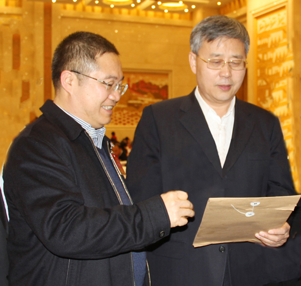 16.正邦集團總裁林印孫向山東省省長(cháng)郭樹(shù)清介紹正邦.jpg