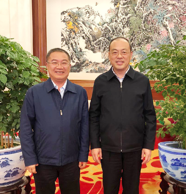 19.云南省省長(cháng)阮成發(fā)與林印孫總裁親切合影.png